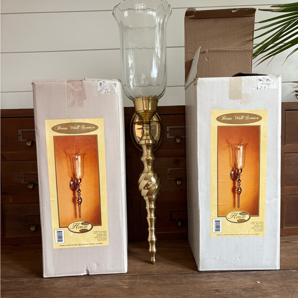 Set of 2 brass wall sconces with glass hurricanes - Picture 2 of 6